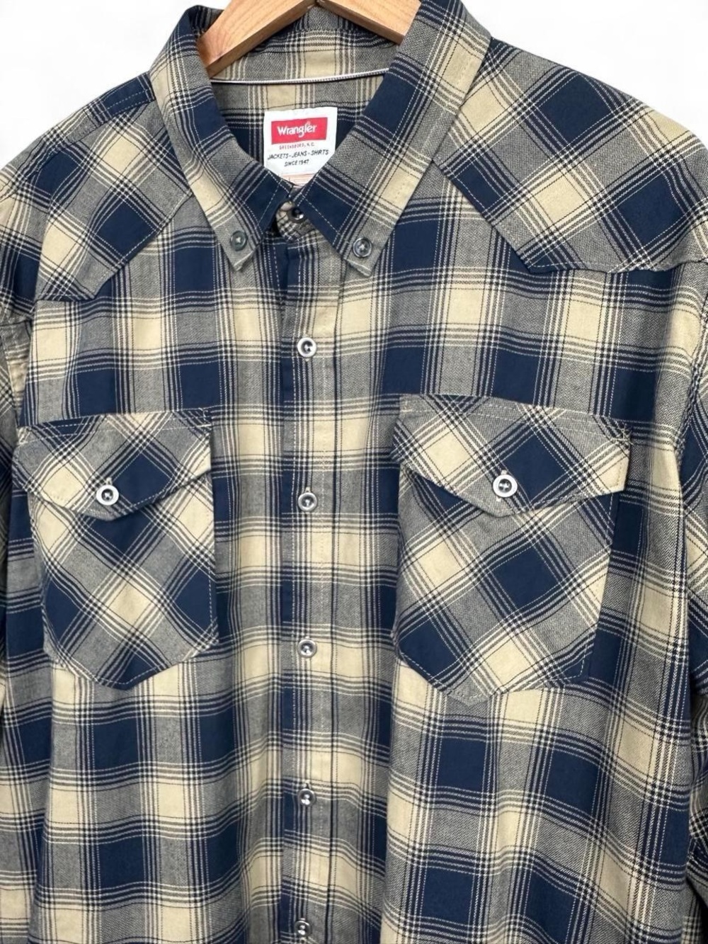 Wrangler black and tan plaid flannel shirt
